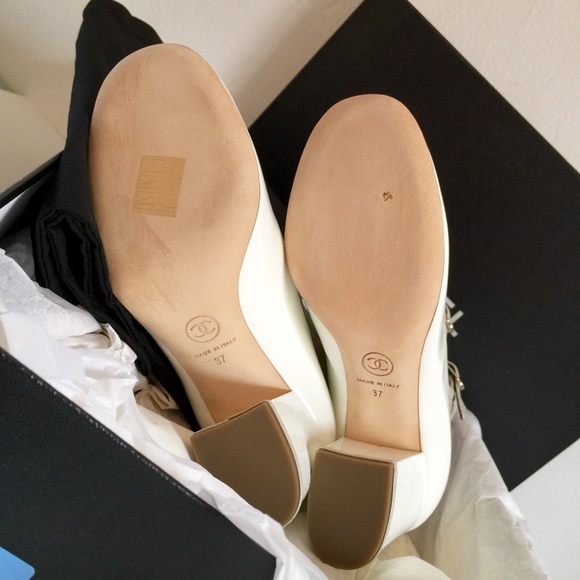 RARE NWT CHANEL WHITE PATENT PUMP WITH METALLIC KIDSKIN GLADIATOR INSET - Picture 9 of 13